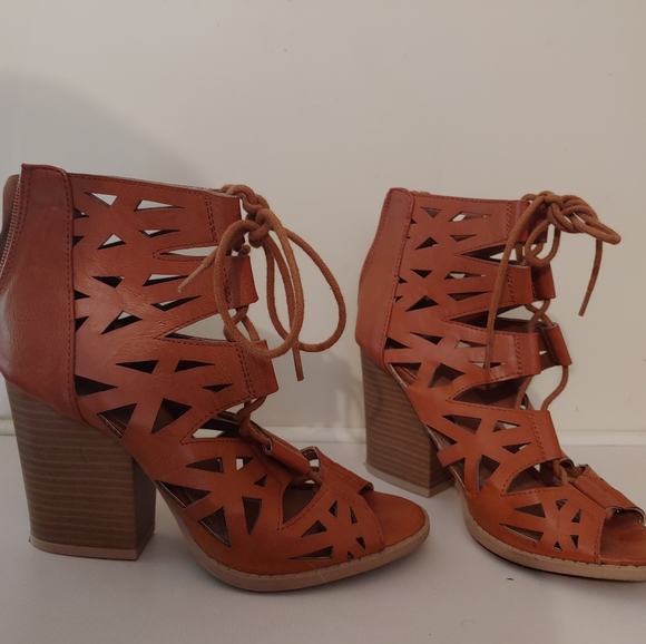 Tan chunky heel sandals - Picture 2 of 4